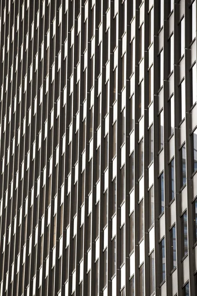 Janelas de um edifício alto — Fotografia de Stock