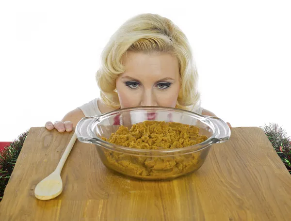 Kvinne som ser på julekake-pasta – stockfoto