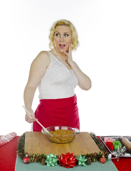 Mujer mirando hacia otro lado mientras prepara pasta para galletas de Navidad —  Fotos de Stock