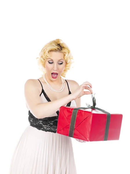 Mujer con la boca abierta abriendo su regalo de Navidad — Foto de Stock