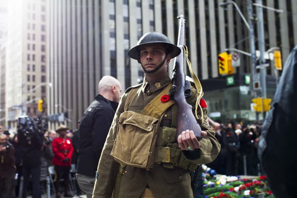 Pohled voják s puškou s pozadí — Stock fotografie