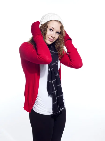 Belle jeune femme en vêtements d'hiver portant casquette crâne — Photo