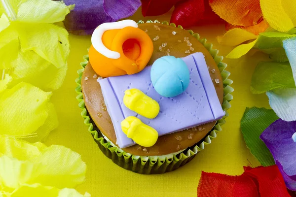 Imagen de cerca de un cupcake con coberturas decorativas en miniatura s — Foto de Stock