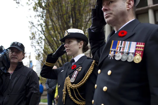Image de la femme et des hommes en uniforme militaire saluant — Photo