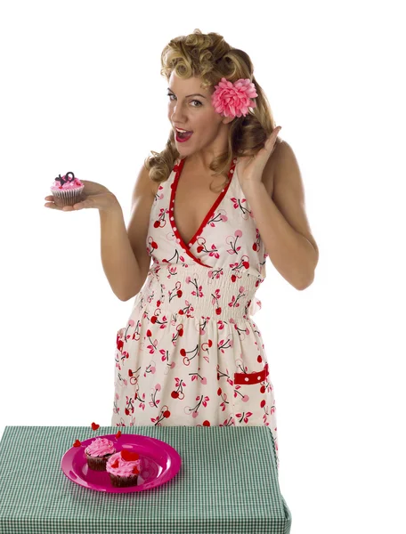 Güzel bir genç kadın ağzı açık çilek cupcake tutarak — Stok fotoğraf