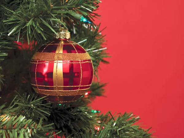 Weihnachtskugeln über dem Weihnachtsbaum — Stockfoto