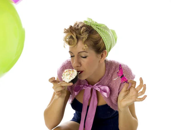 Close up van vrouw eten cupcake — Stockfoto
