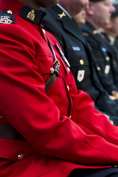 Beskuren bild av en man i röd uniform — Stockfoto