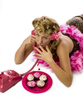 Kadın telefonda konuşurken parmağını yalama iken