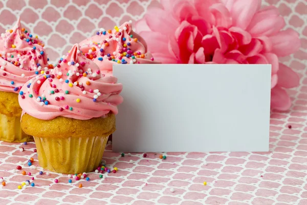 Bild von Erdbeer-Cupcakes und einem leeren Plakat — Stockfoto