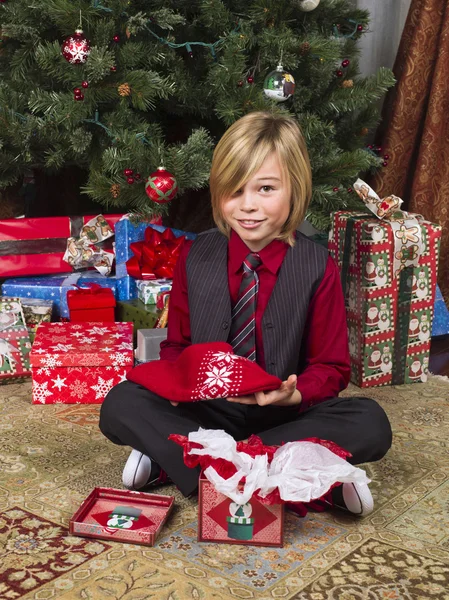Προσωπογραφία αγοριού με το δώρο Χριστουγέννων — Φωτογραφία Αρχείου