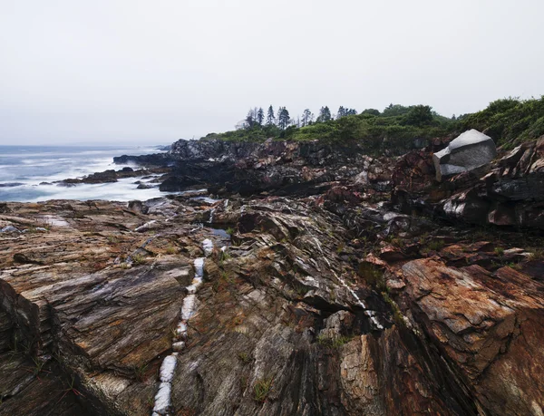 Felsformation und Meer mit Klippe im Hintergrund — Stockfoto