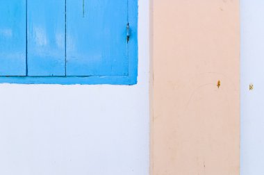 mavi pencere ve sarı duvar