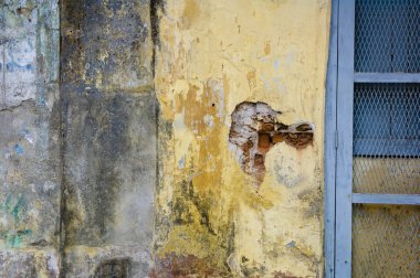 kırık duvar ve metal geçit