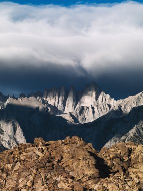 bulutlar tarafından çevrili dağ'ın görkemli görünümünü
