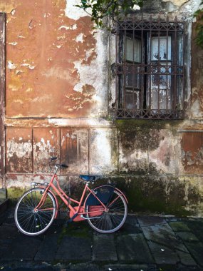 duvara yaslanmış bisiklet