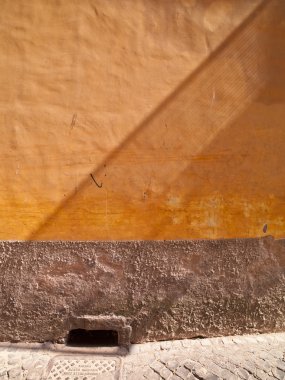 turuncu duvar ve Kanal ızgarası