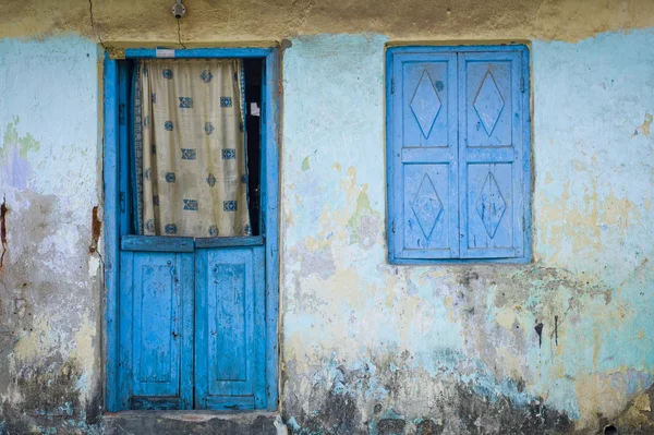 Porta azul e janela — Fotografia de Stock