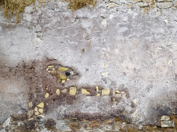 Alte und verwitterte Stein- und Ziegelmauer — Stockfoto