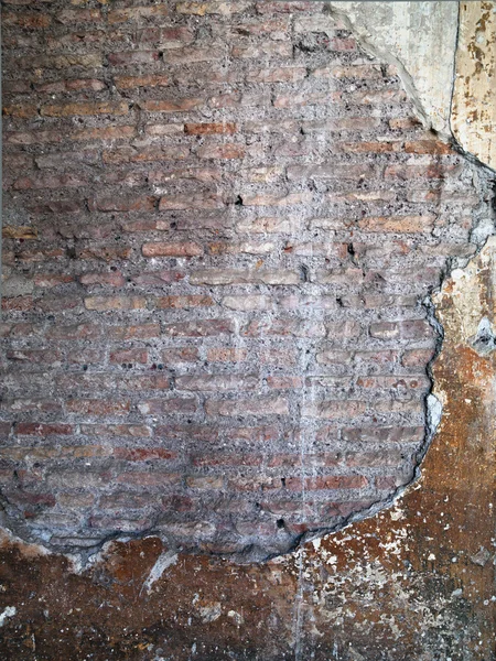 石膏下的砖墙 — 图库照片