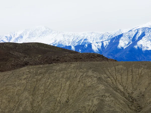 Schneebedeckte Berge — Stockfoto