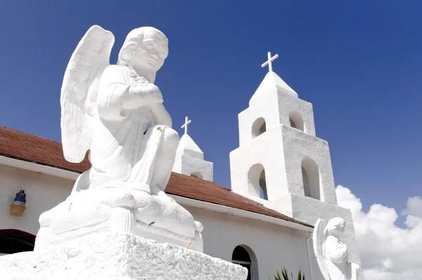 Statue with church behind it — Stock Photo, Image