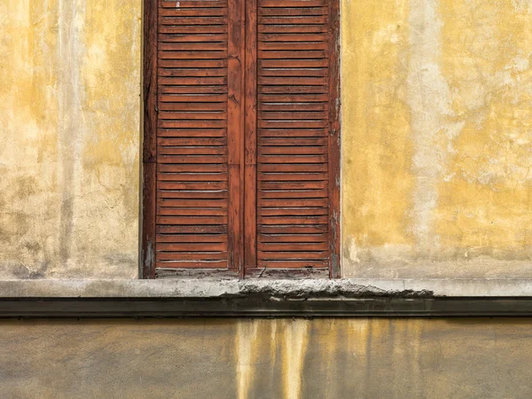 Ventana de madera toscana cerrada — Foto de Stock