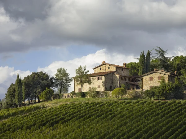 Disparo de ángulo bajo de la villa toscana — Foto de Stock