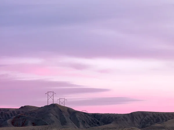 Pohled na elektřinu pylonu a pohoří — Stock fotografie