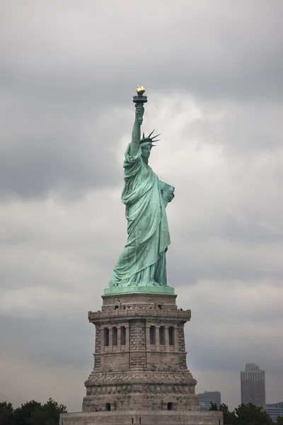 Vista da estátua da liberdade contra nuvens de tempestade — Fotografia de Stock