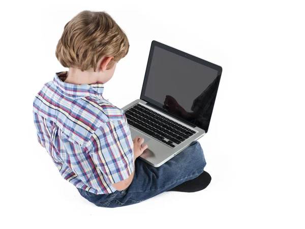 366 elementaire jongen met behulp van laptop — Stockfoto