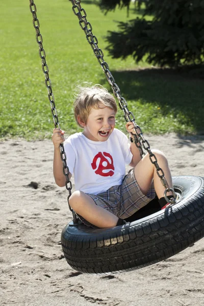 Chłopiec korzystających swing — Zdjęcie stockowe