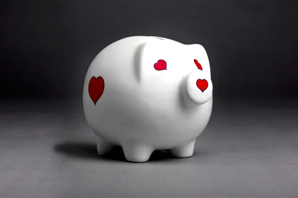 Close-up beeld van een spaarvarken met hart vorm — Stockfoto