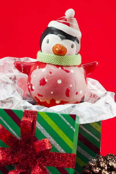 Close up image of penguin and christmas gift — Stock Photo, Image