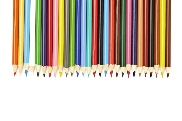 Farbstift in einer Reihe über weißem Hintergrund angeordnet — Stockfoto