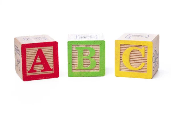 Kleurrijke spelen kubussen naast elkaar gerangschikt over witte CHTERGRO — Stockfoto