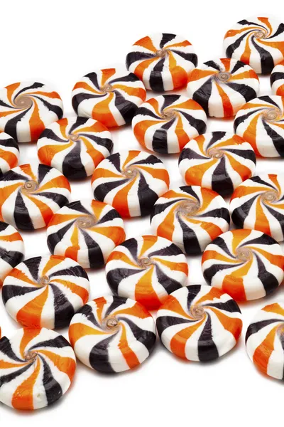 Färgglada hårda karameller arrangerade sida vid sida över plain white — Stockfoto