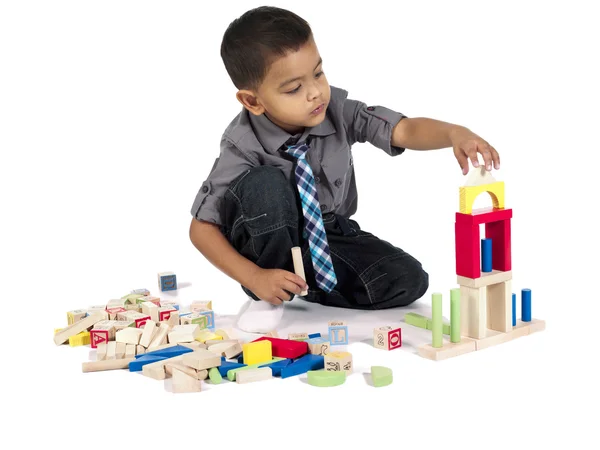 Lindo asiático chico jugando con construcción bloques —  Fotos de Stock