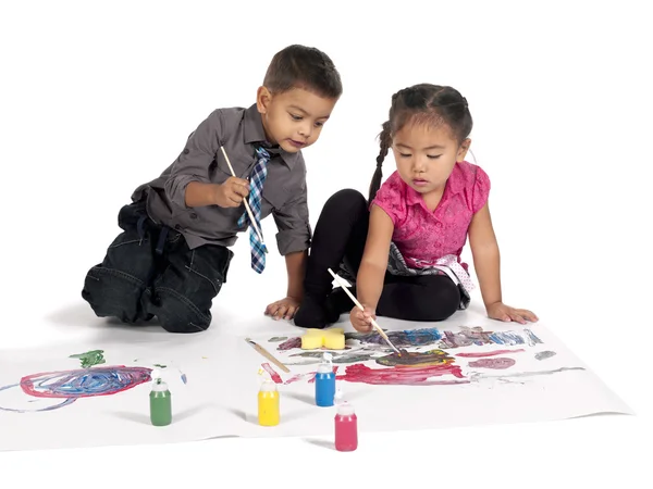 Mignons petits enfants avec peinture de couleur liquide — Photo