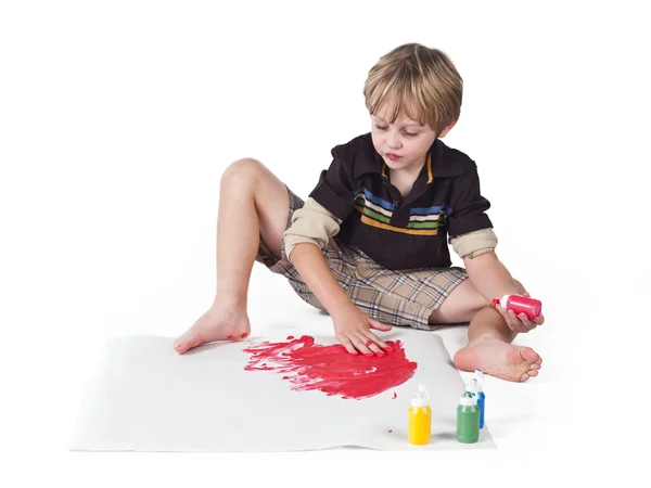 Imagem de um menino elementar fazendo pintura — Fotografia de Stock