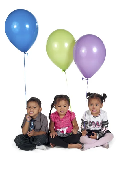 Маленькие азиатские дети держат воздушный шар — стоковое фото