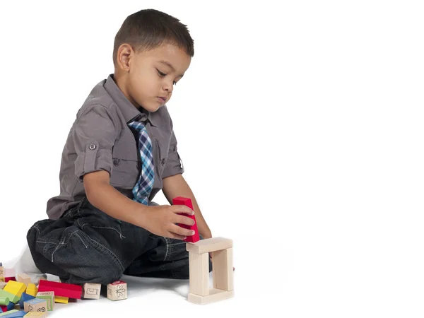 Pouco ásia menino jogar com construção blocos — Fotografia de Stock