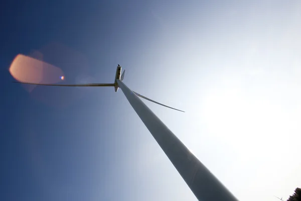 Vista de ángulo bajo de un molino de viento generador de energía — Foto de Stock