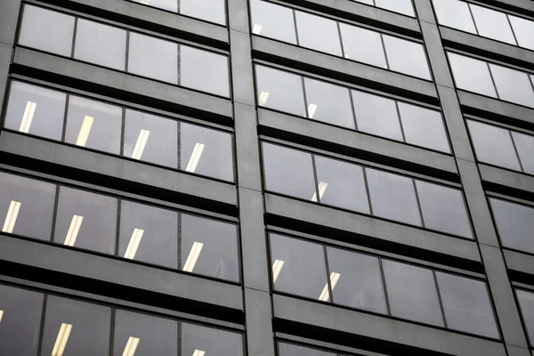 Laag hoekzicht van een modern gebouw — Stockfoto