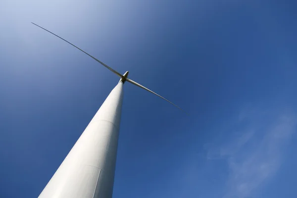 Turbin wiatrowych z niebieski niebo z tyłu — Zdjęcie stockowe