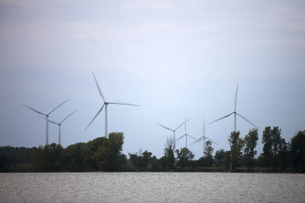 Turbina eólica con río en primer plano — Foto de Stock