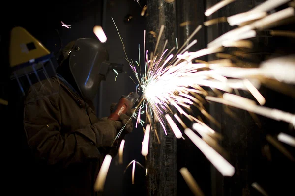 Arbeiter mit Metallschneidwerkzeug — Stockfoto
