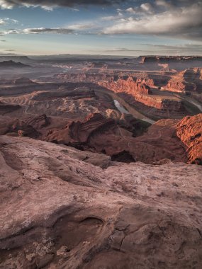 dağ kayalıklarla yüksek açılı görünüş