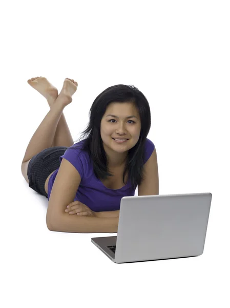 Mujer joven feliz usando el ordenador portátil — Foto de Stock