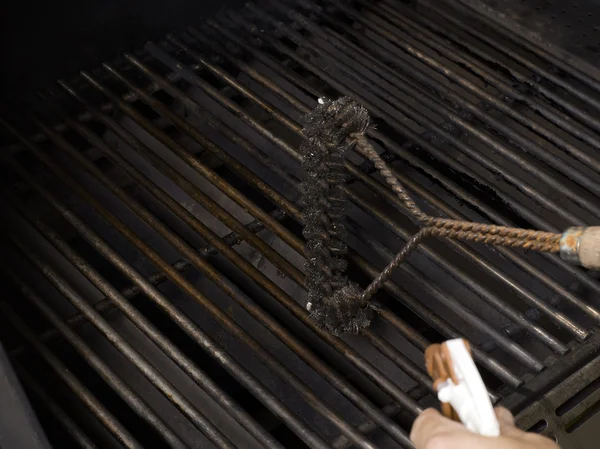 Cleaning the grill — Stock Photo, Image